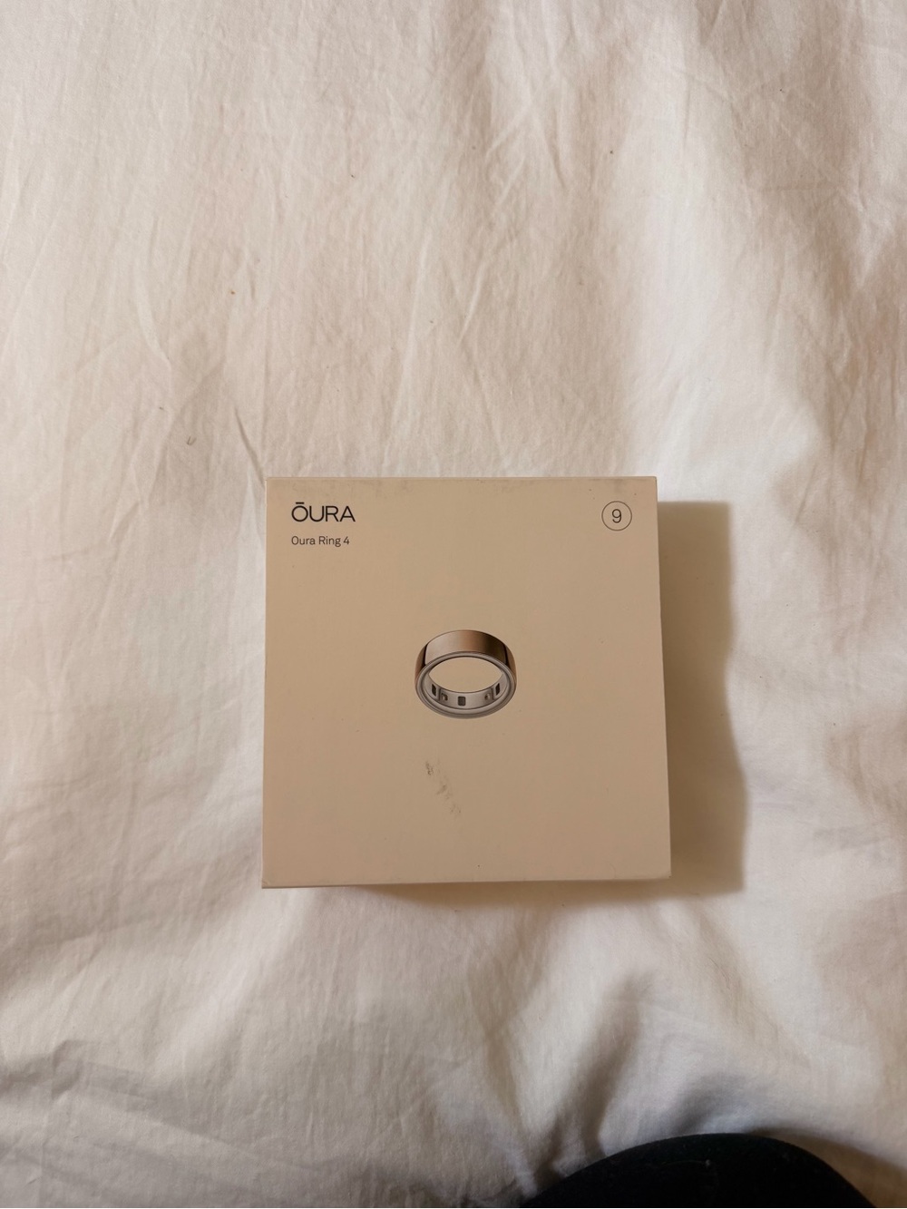Oura Beige Box with Silver Ring Illustration
